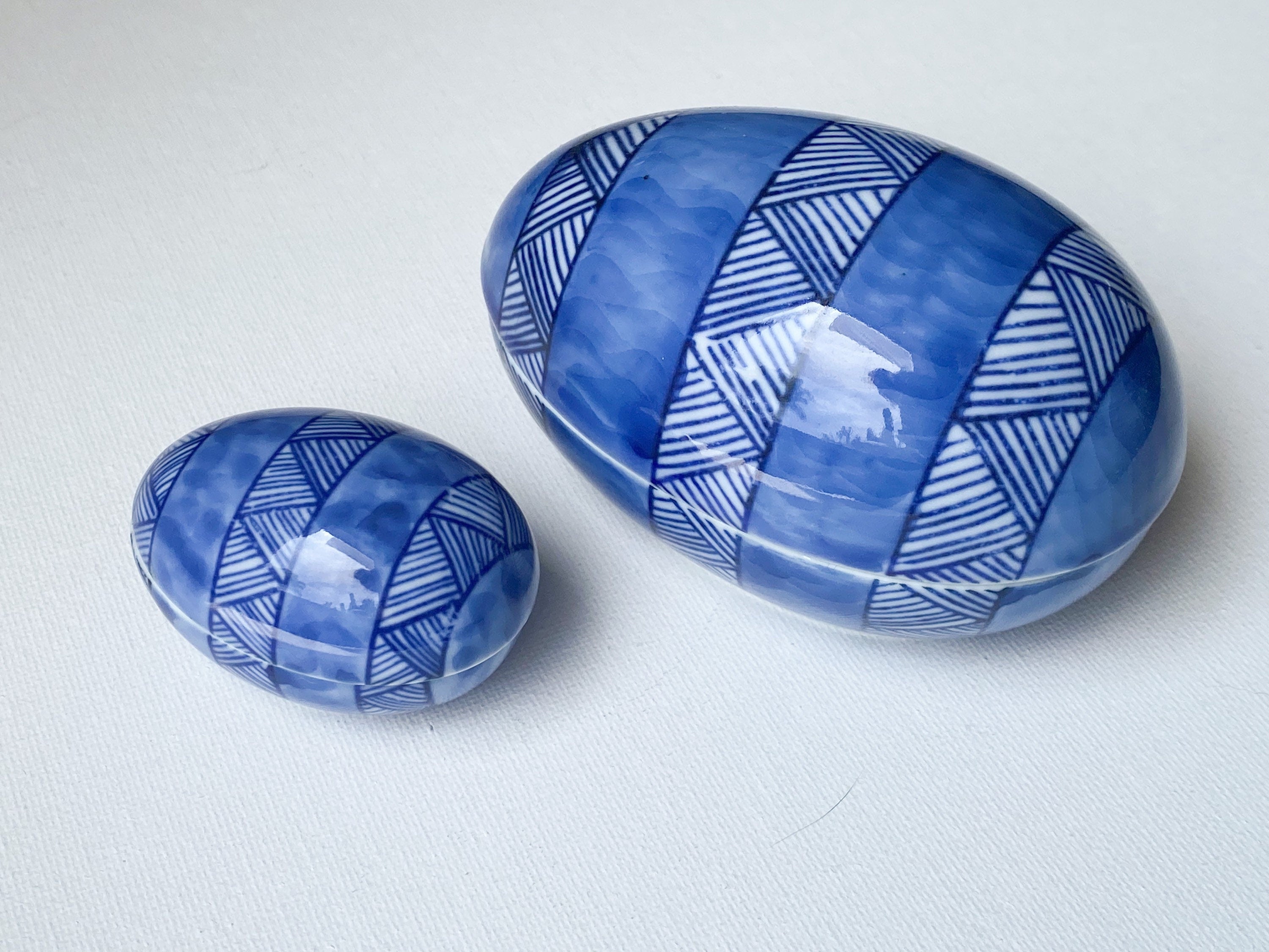 Amaya Egg Trinket Box - Vintage Blue & White Porcelain Egg Keepsake Box/Treasure Box/Pill Box /Easter Decoration/Easter Décor/Holiday Decor