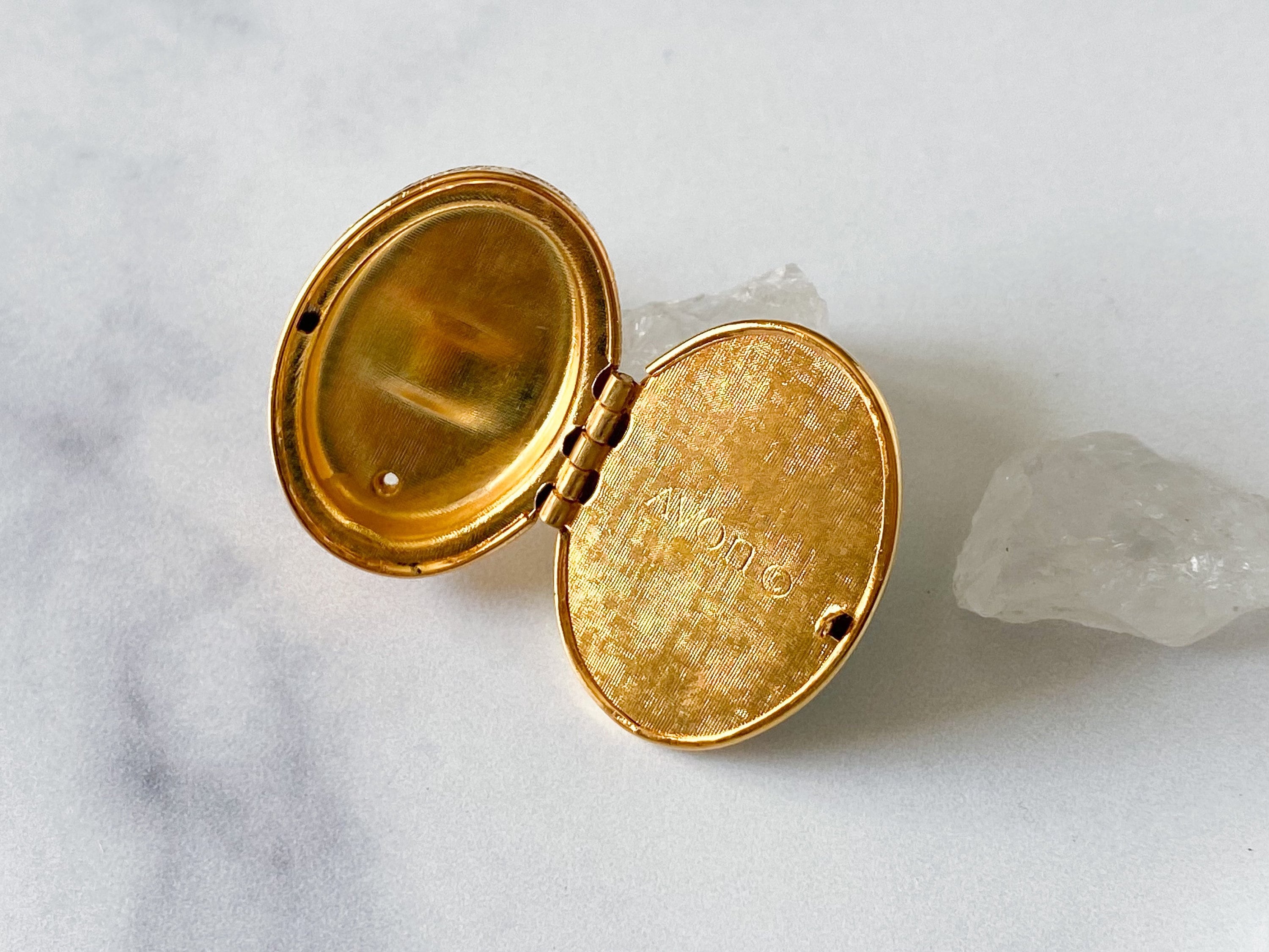 Fawn & Flowers Ring - Vintage Gold-Tone Adjustable Poison Ring by Avon / Secret Compartment Ring /Poison Ring/Secret Ring/Hidden Compartment