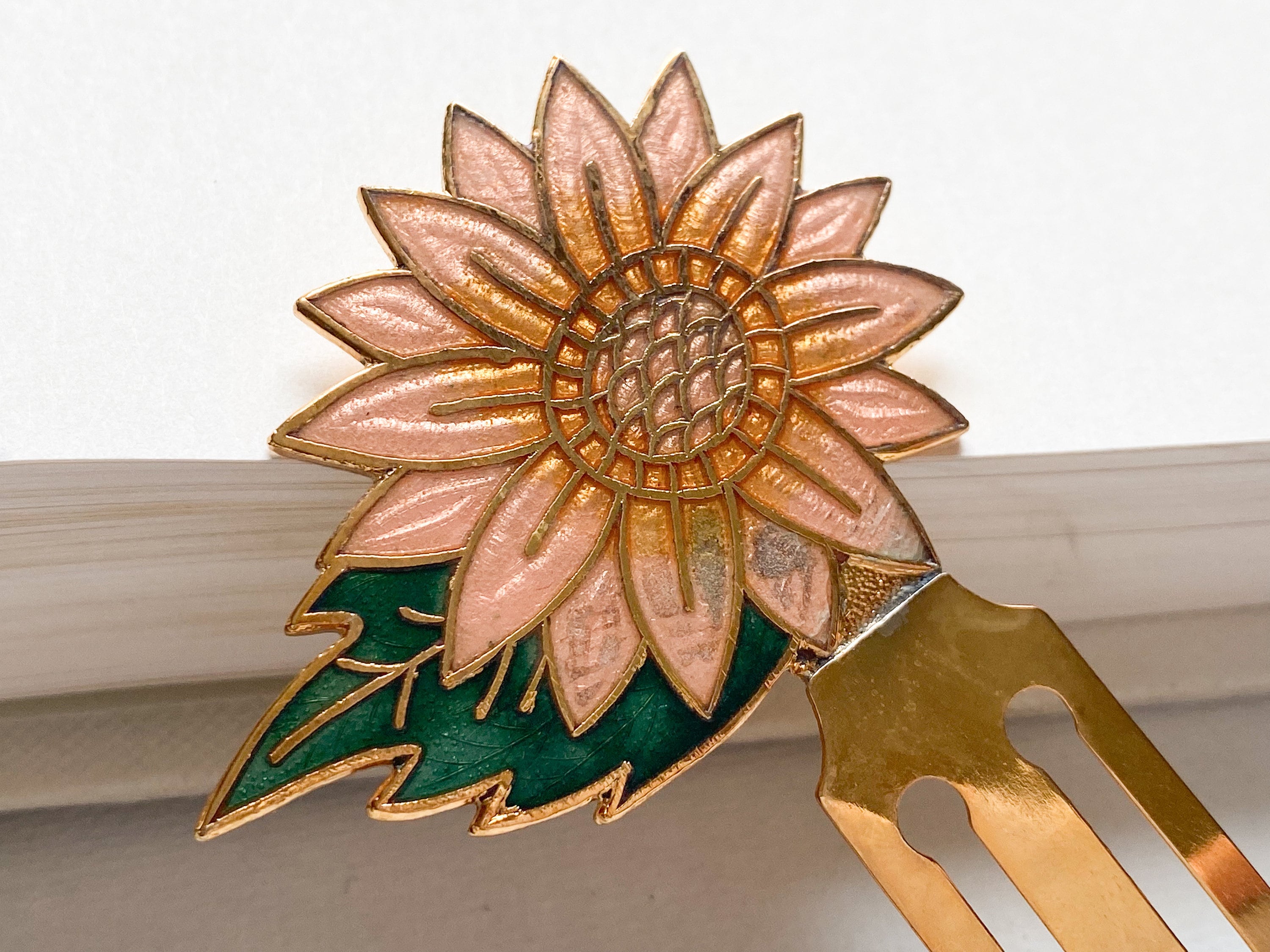 Daisy Bookmark - Vintage Cloisonné Champagne and Pink Daisy Gold-Tone Flower Bookmark/Book Mark