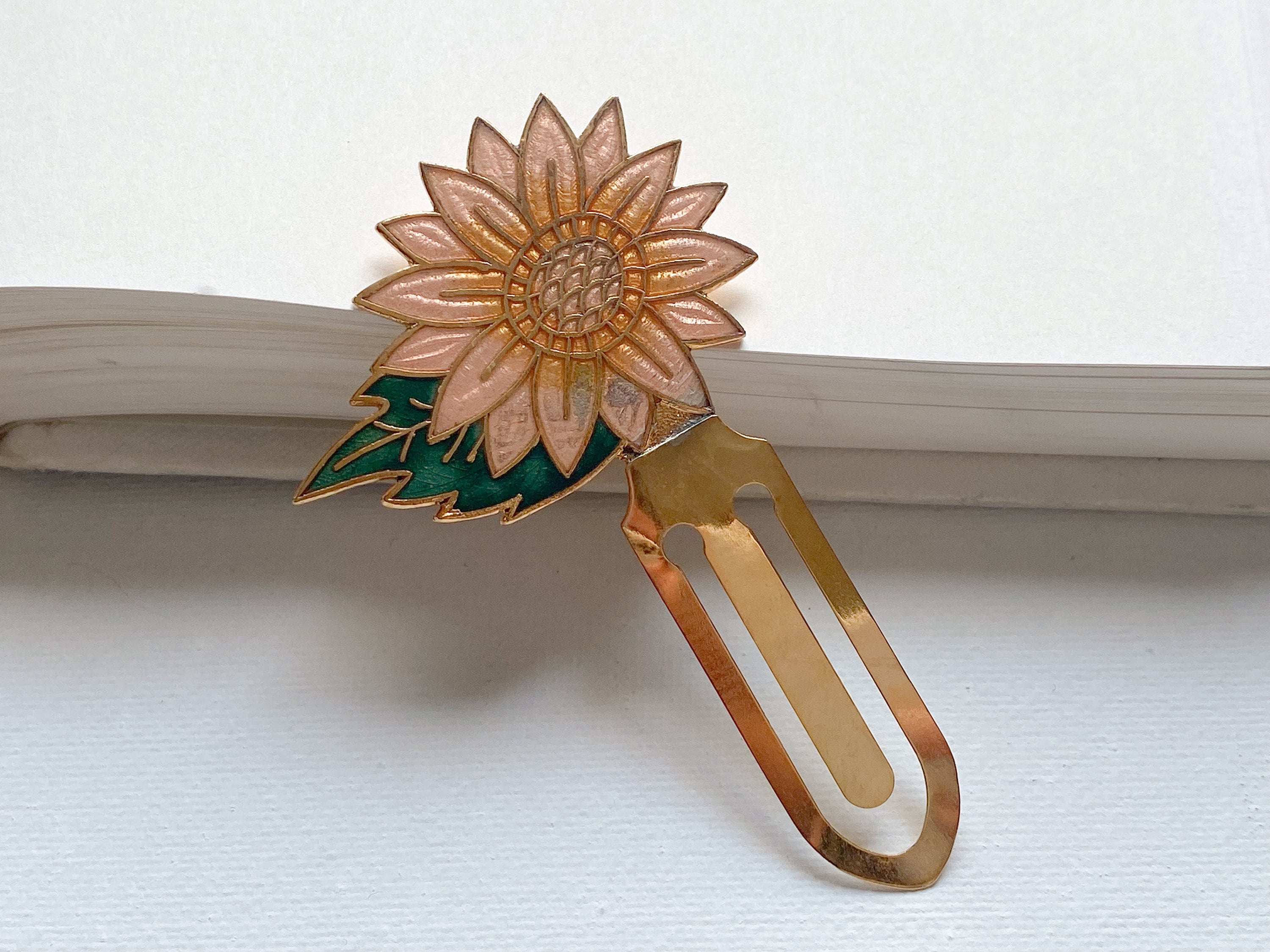 Daisy Bookmark - Vintage Cloisonné Champagne and Pink Daisy Gold-Tone Flower Bookmark/Book Mark